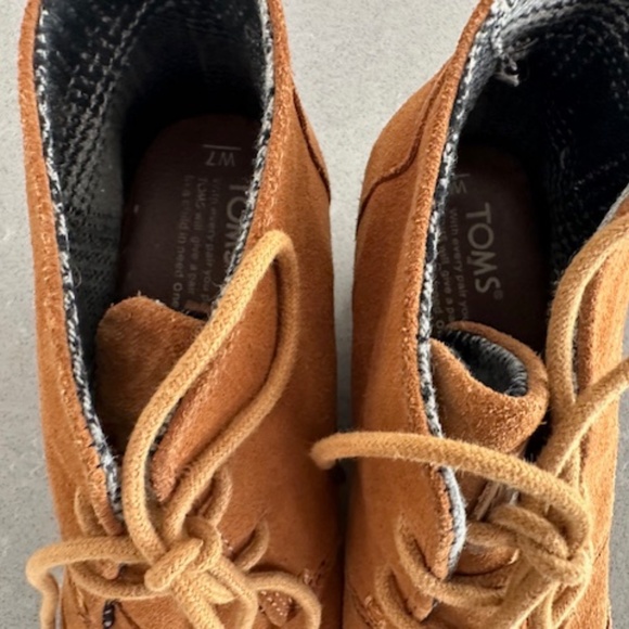 TOMS Women's Size 7 Brown Suede Ankle Lace Up Wedge 2.5" Booties - Picture 6 of 10